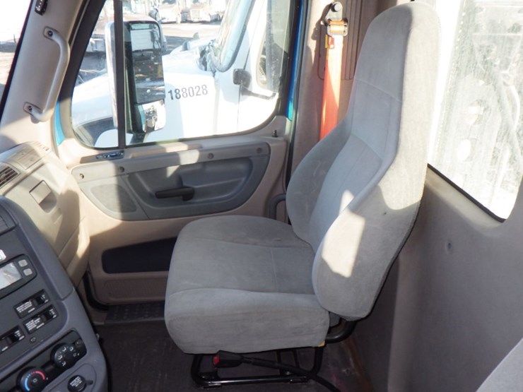 2018-freightliner-cascadia-113-image-16