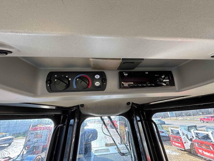 2019-caterpillar-d8t-image-54