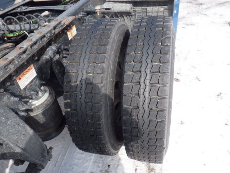 2022-freightliner-cascadia-126-image-8