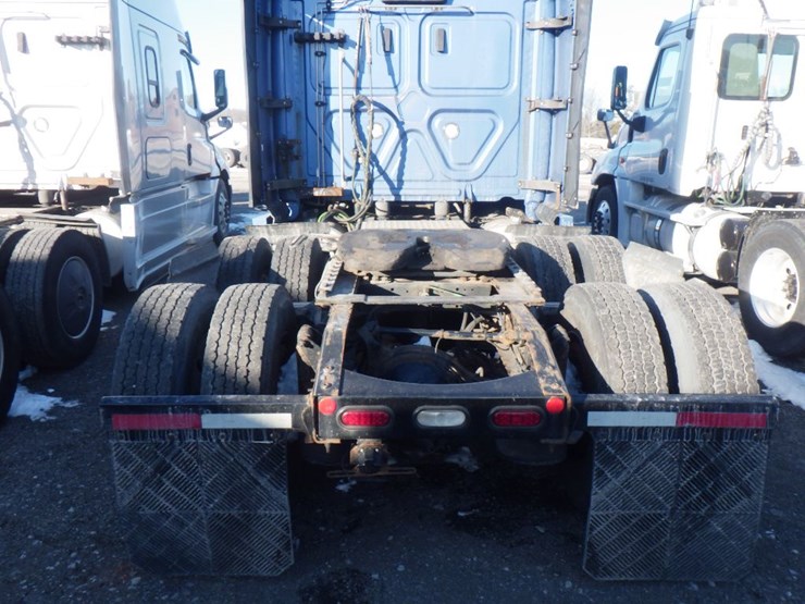 2019-freightliner-cascadia-126-image-9