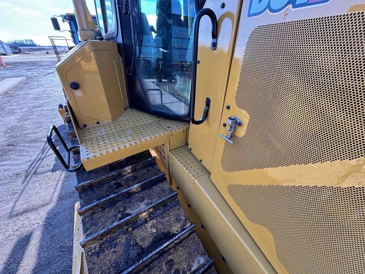 2020-caterpillar-d8t-image-40