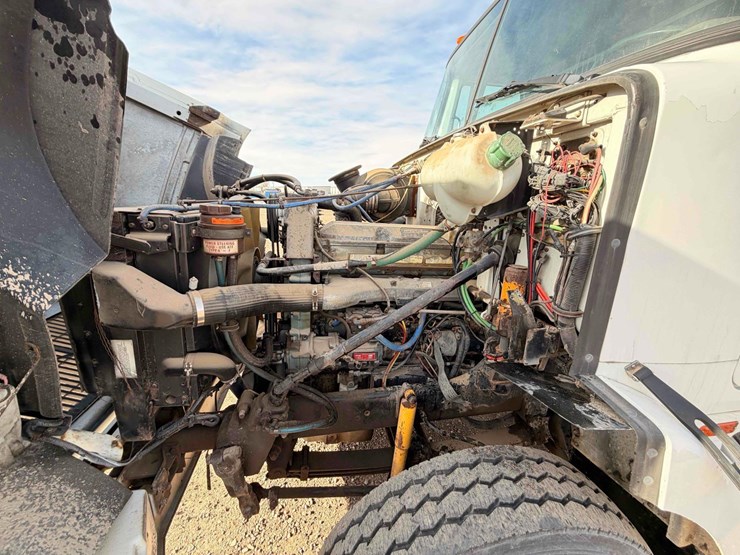 1994-volvo-truck-tractor-image-8