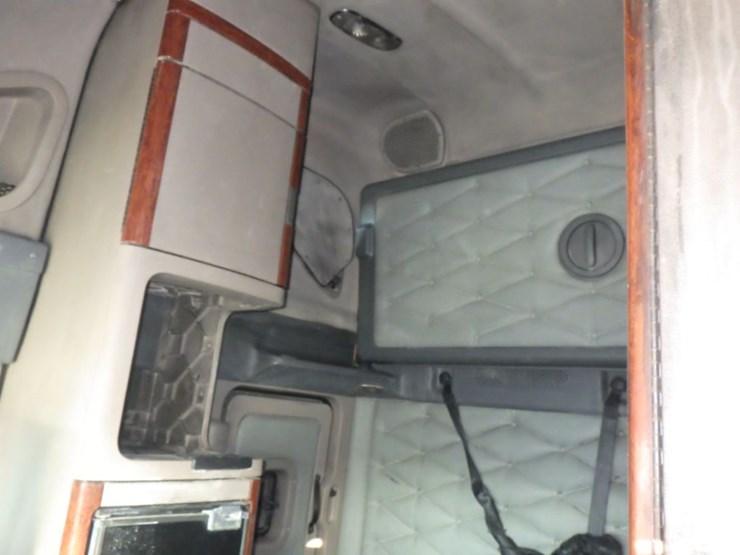 2015-freightliner-cascadia-125-image-18