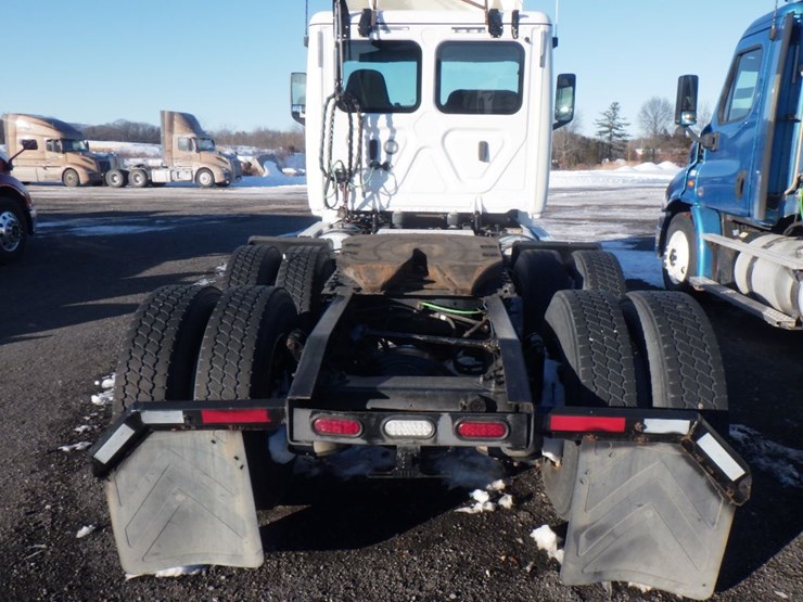 2018-freightliner-cascadia-126-image-8