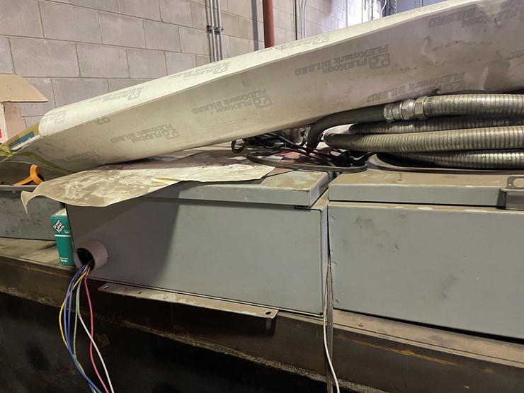 #7009-•-contents-on-top-of-oven-image-9