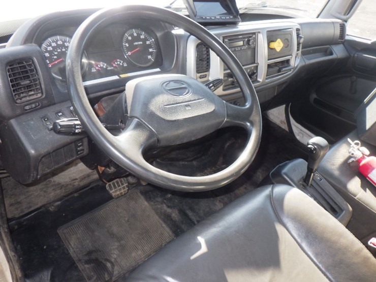 2017-hino-268a-image-10