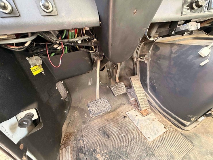 1994-volvo-truck-tractor-image-22