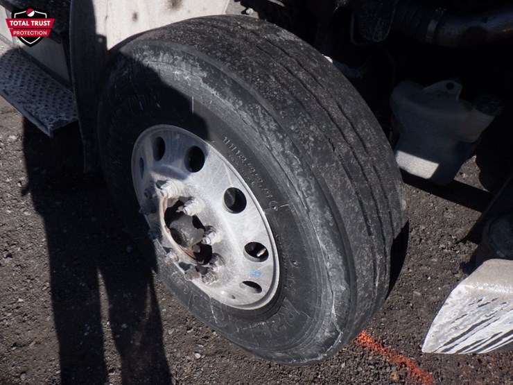 2019-freightliner-m2-106-image-19