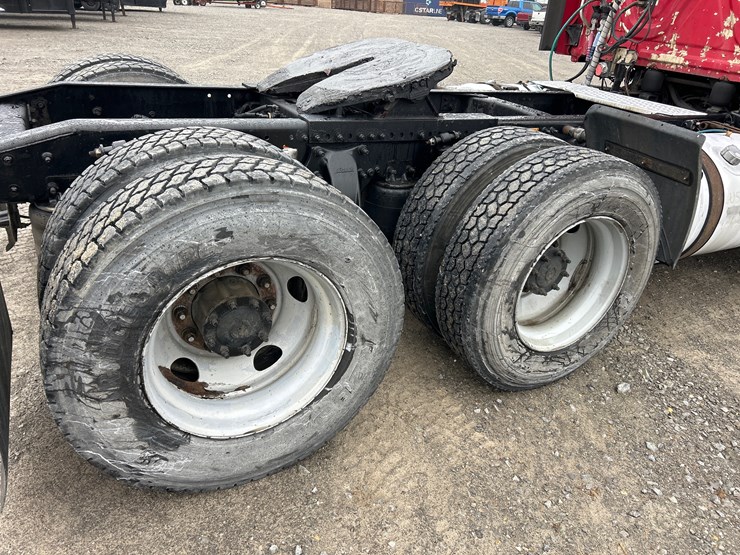 2013-freightliner-cascadia-113-image-7