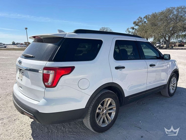 2016-ford-explorer-image-3