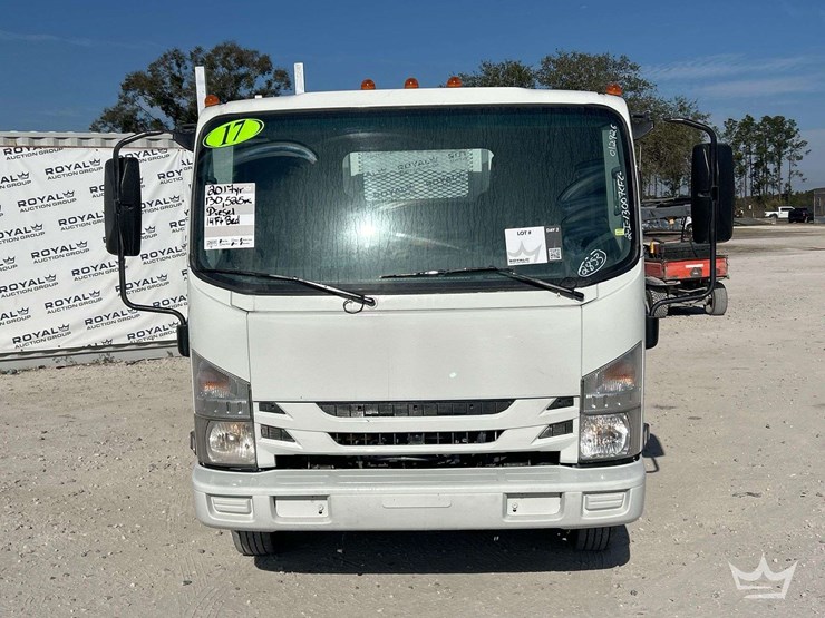 2017-isuzu-nrr-image-26