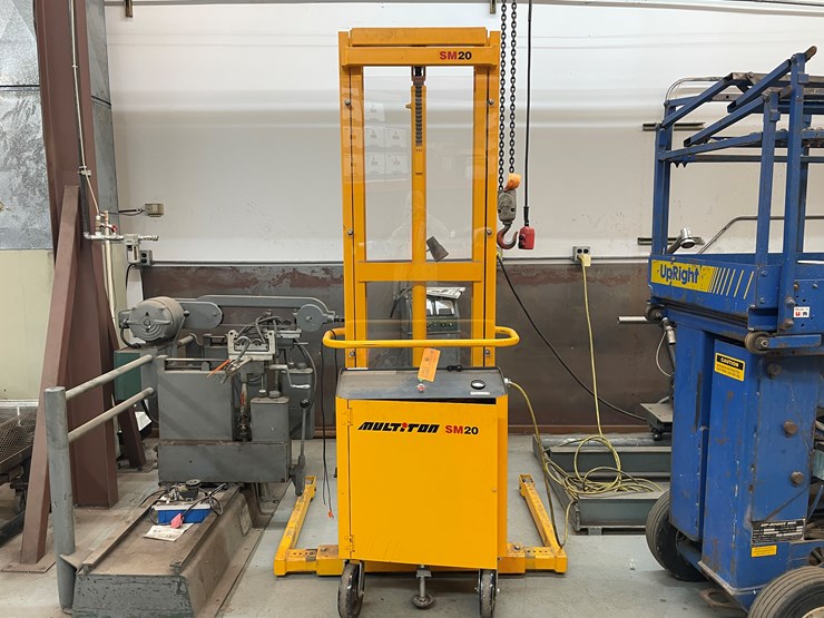 #4009-•-multiton-battery-operated-fork-lift-image-1