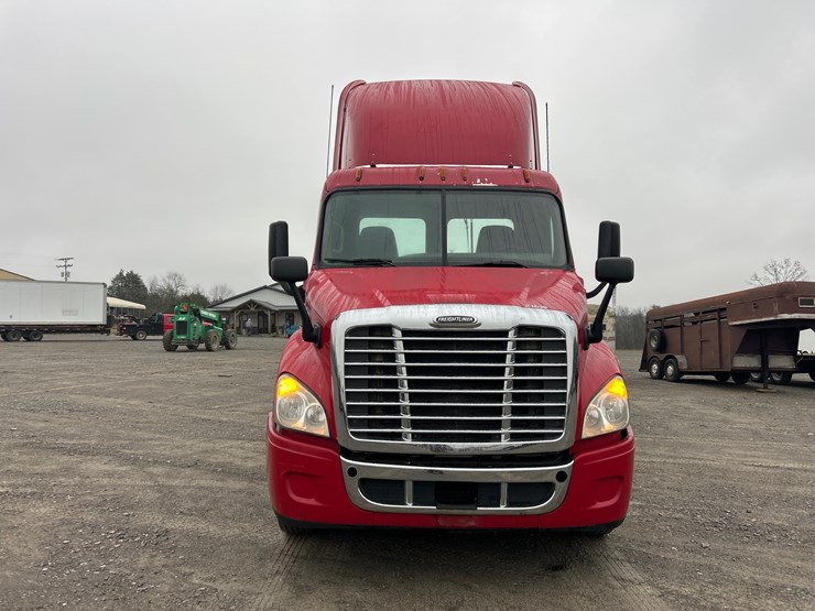 2013-freightliner-cascadia-113-image-3
