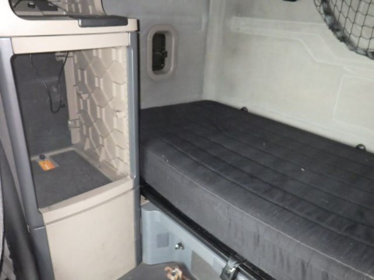 2016-freightliner-cascadia-125-image-19