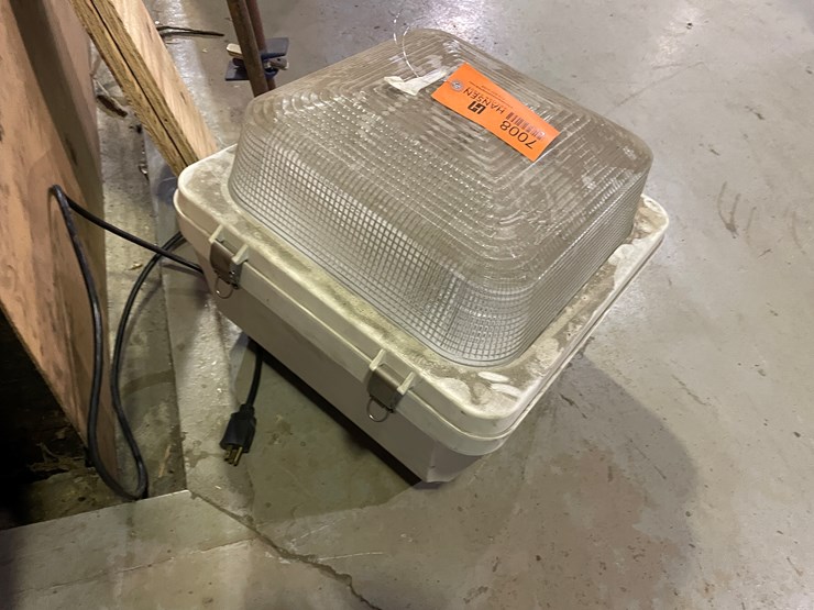 #7008-•-outdoor-flood-light-image-4