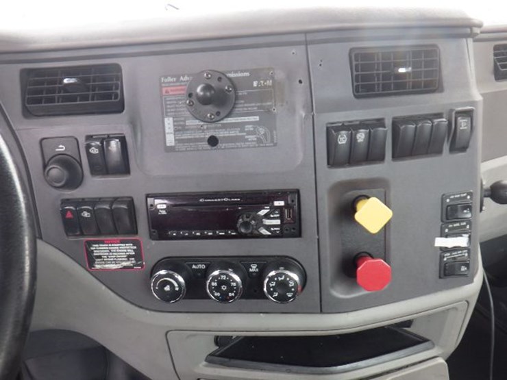 2017-peterbilt-579-image-17