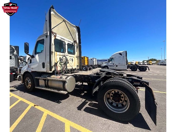 2019-freightliner-cascadia-116-image-2