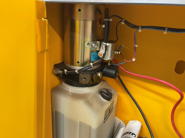 #4009-•-multiton-battery-operated-fork-lift-image-8