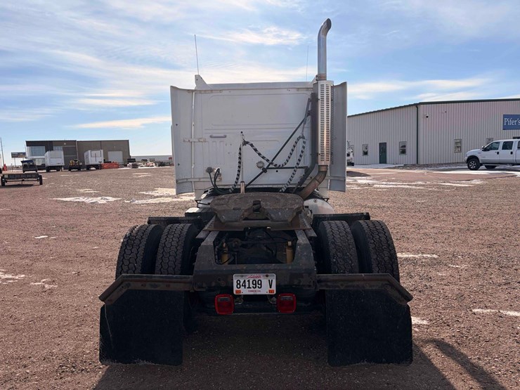 1994-volvo-truck-tractor-image-4