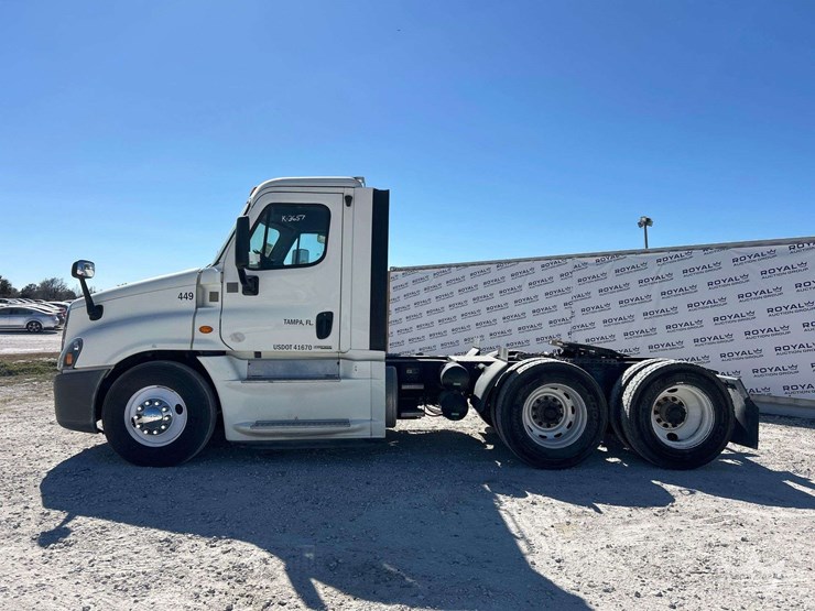2016-freightliner-cascadia-125-image-37