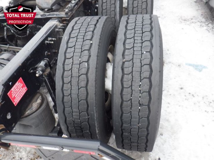 2022-volvo-vnl-300-image-6