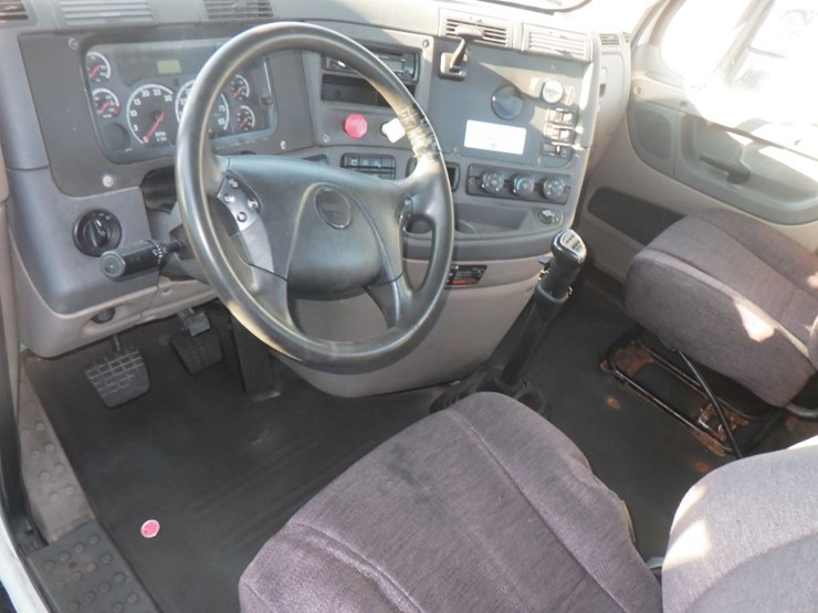 2014-freightliner-cascadia-125-evolution-image-13