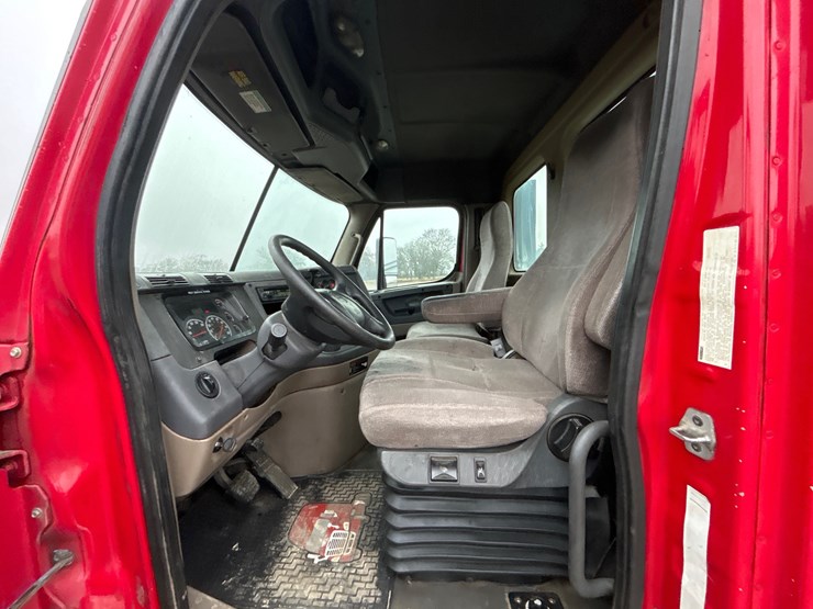 2013-freightliner-cascadia-113-image-12