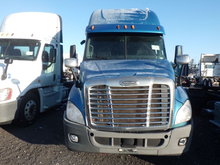2015-freightliner-cascadia-125-image-2