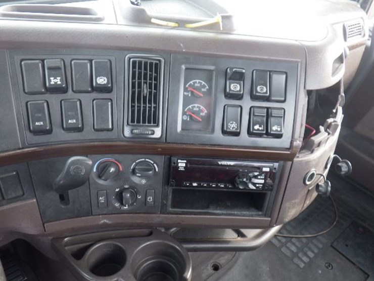 2016-volvo-vnl-300-image-16