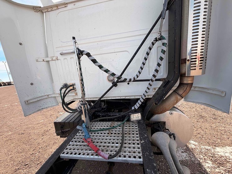 1994-volvo-truck-tractor-image-14