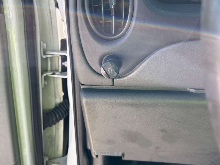 2008-ford-cargo-image-16