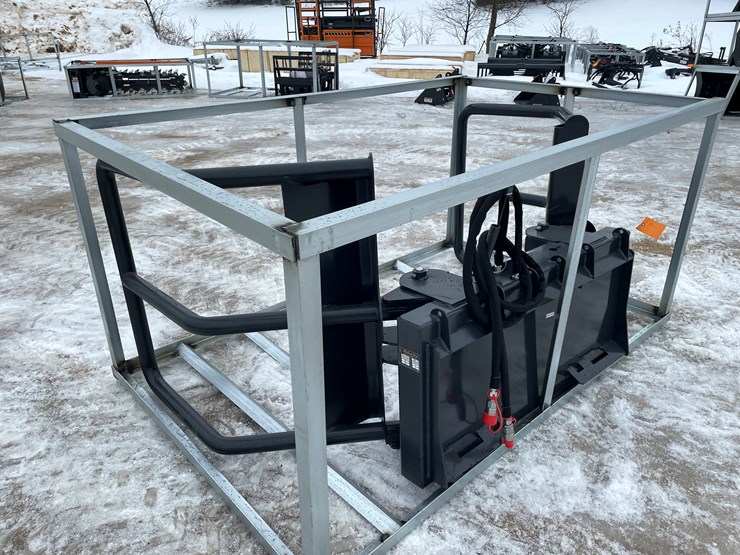 #2367-•-wolverine-hydraulic-bale-squeeze-attachment-image-7