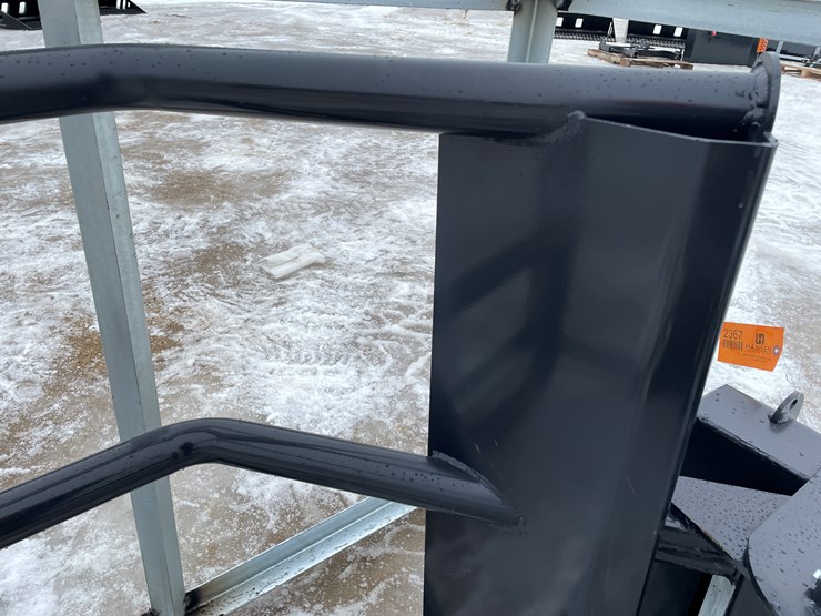 #2367-•-wolverine-hydraulic-bale-squeeze-attachment-image-19