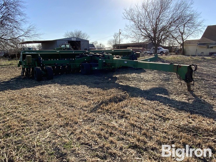 great-2n-3010-30'-2-section-folding-pull-type-no-till-drill-image-3