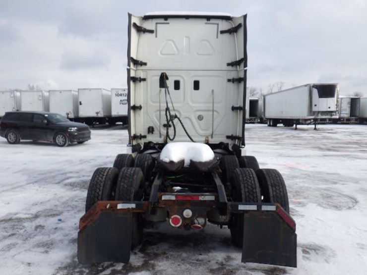 2016-freightliner-cascadia-125-image-10