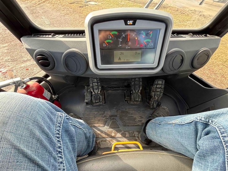 2023-caterpillar-815-image-42