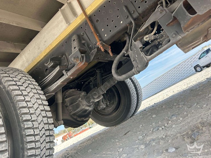 2017-isuzu-nrr-image-24