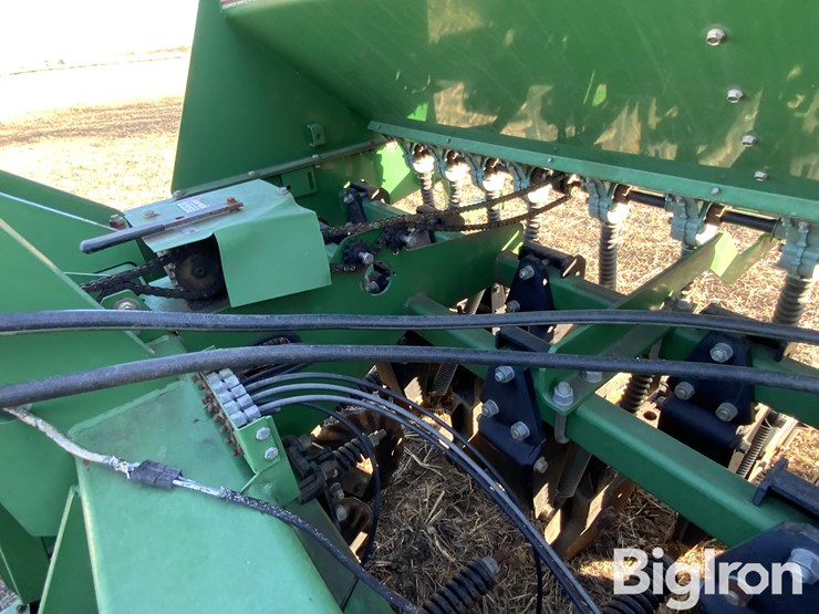 great-2n-3010-30'-2-section-folding-pull-type-no-till-drill-image-17