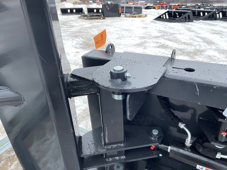 #2367-•-wolverine-hydraulic-bale-squeeze-attachment-image-16