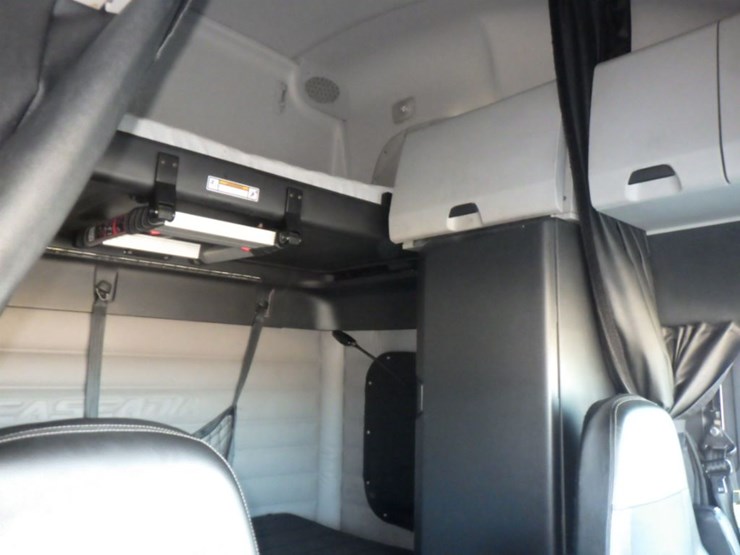 2019-freightliner-cascadia-126-image-4