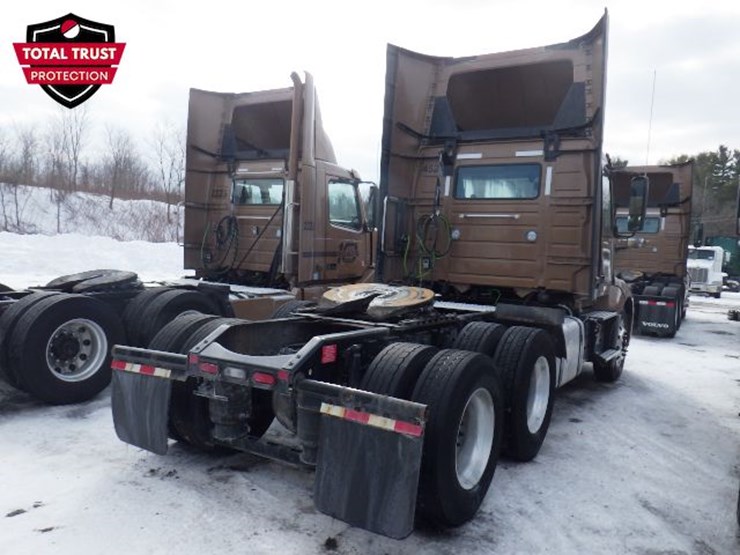 2022-volvo-vnl-300-image-11