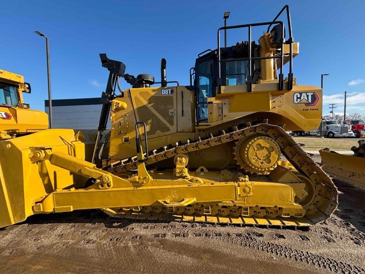 2020-caterpillar-d8t-image-11