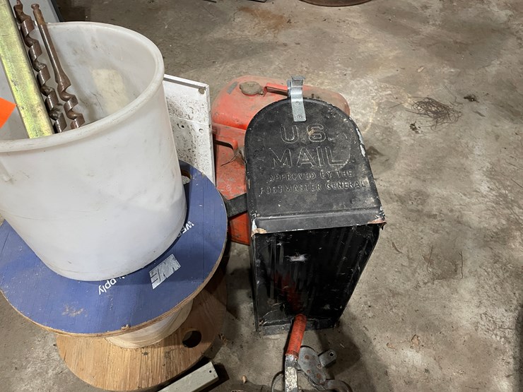 #7212-•-(2)-boat-gas-cans-image-5