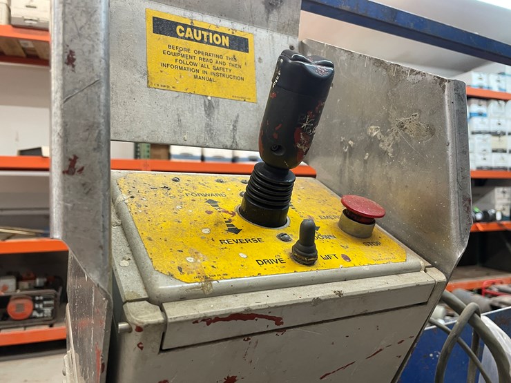 #4008-•-upright-scissor-lift-image-11