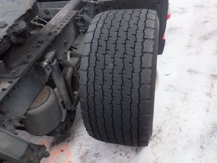 2023-volvo-vnl-300-image-6