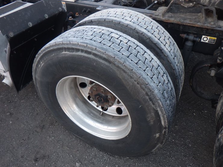 2017-peterbilt-579-image-11