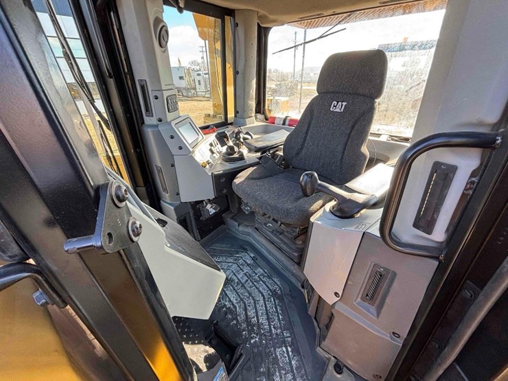 2020-caterpillar-d8t-image-30