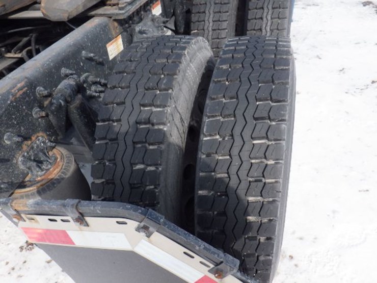 2022-freightliner-cascadia-126-image-9