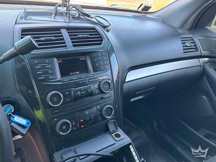 2016-ford-explorer-image-15