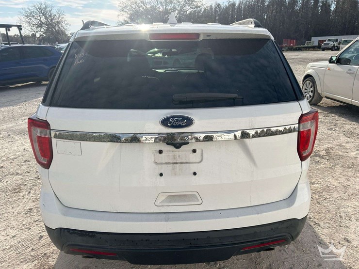 2017-ford-explorer-image-21